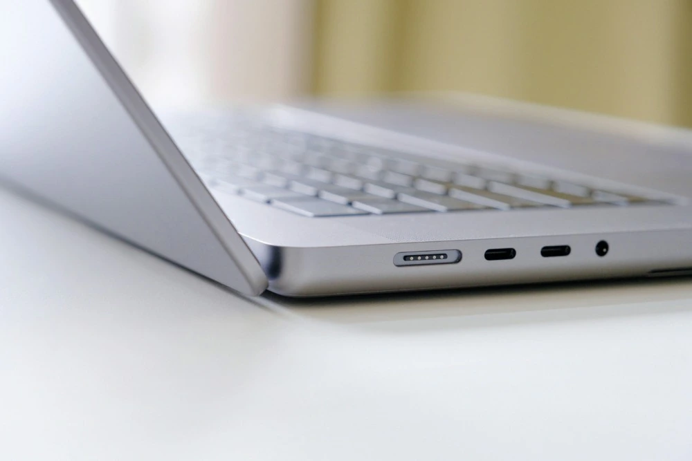 MacBook Air（M1）に45Wの充電器をおすすめするワケ | モノスクラム