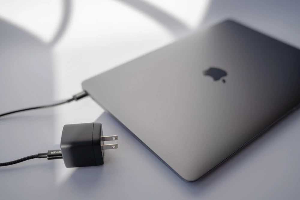 MacBook Air（M1）に45Wの充電器をおすすめするワケ | モノスクラム